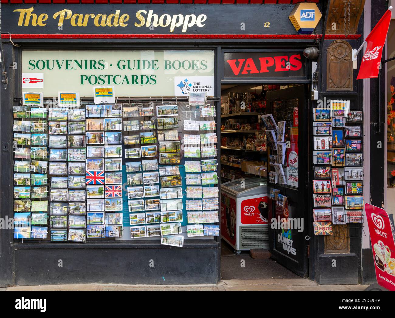 Cartes postales exposées à l'extérieur de la boutique de souvenirs Parade Shopper dans le centre-ville, Cambridge, Cambridgeshire, Angleterre, Royaume-Uni Banque D'Images