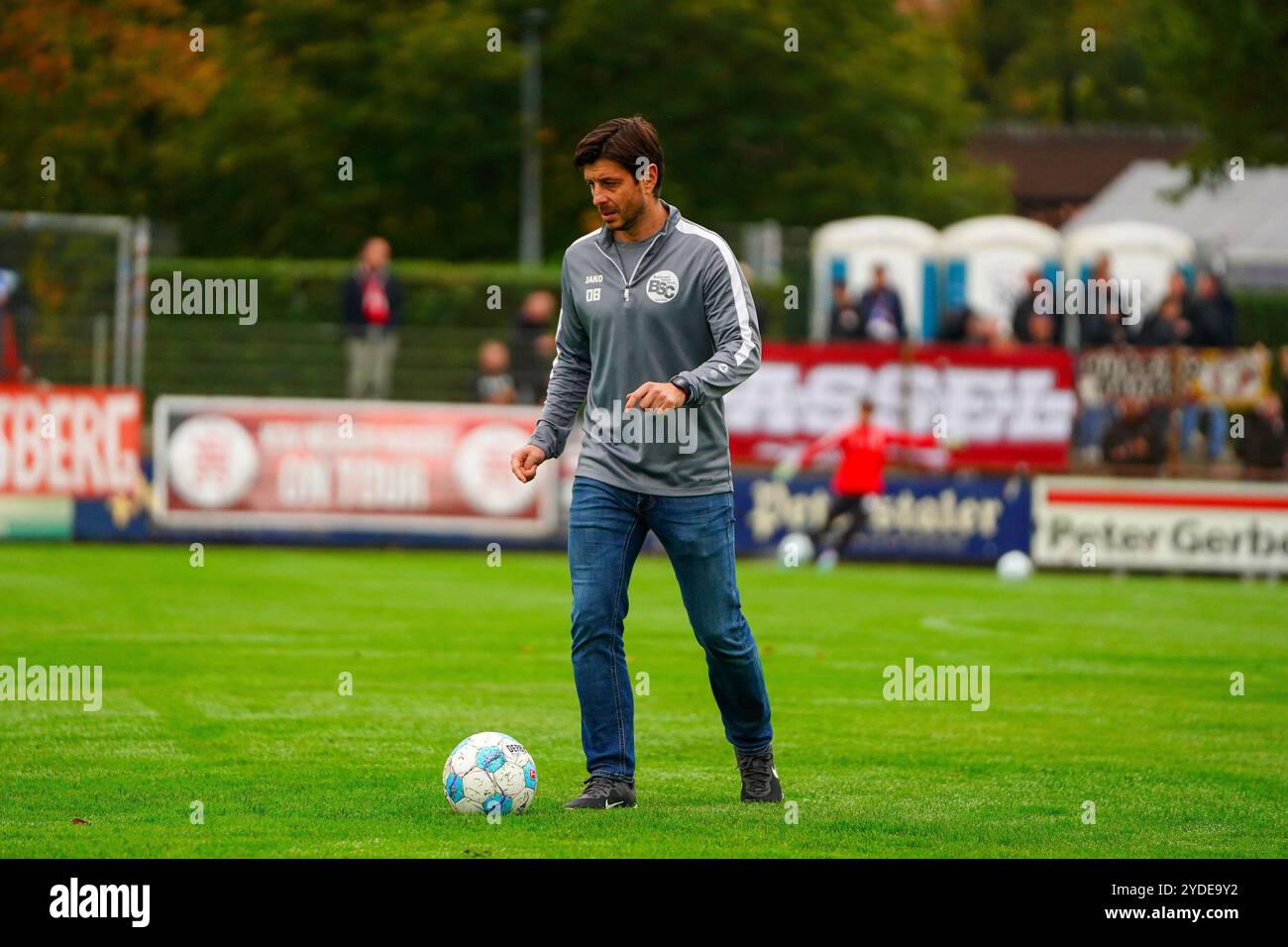 Bahlingen, Deutschland. 26 octobre 2024. Dennis B?hrer (Bahlinger SC Trainer) beim Warmmachen vor dem Spiel Regionalliga S?dwest, Bahlinger SC vs. KSV Hessen Kassel, 26.10.2024 crédit : dpa/Alamy Live News Banque D'Images