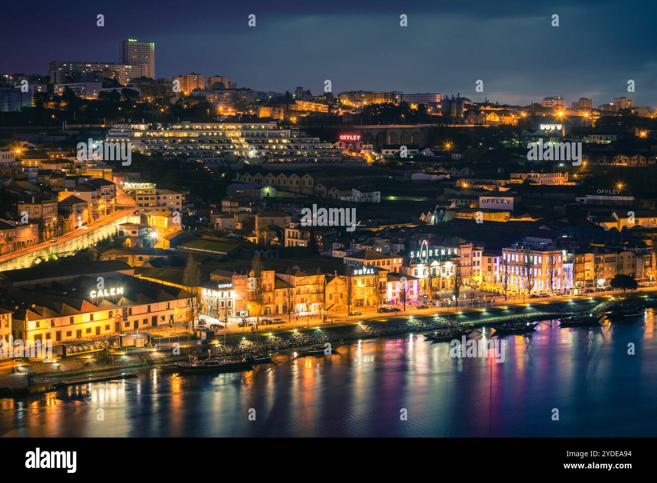 Vue d'ensemble de Vila Nova de Gaia, quartier de Porto, Portugal la nuit Banque D'Images