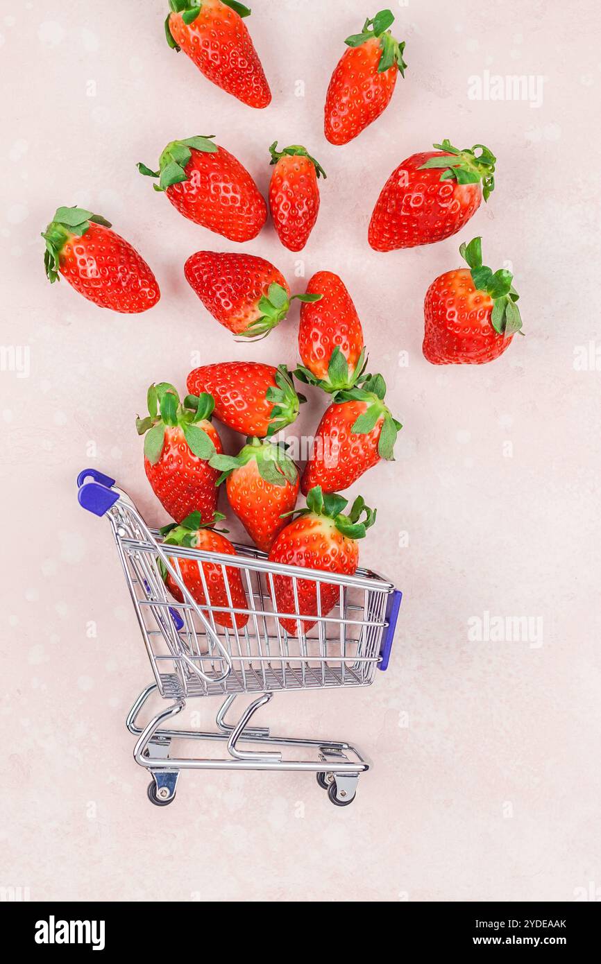 Composition de concept de shopping avec des fraises Banque D'Images