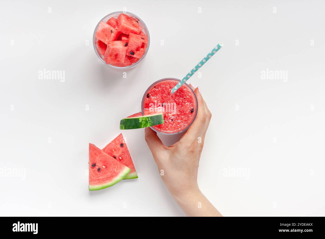 Mains de femme avec verre smoothie pastèque Banque D'Images