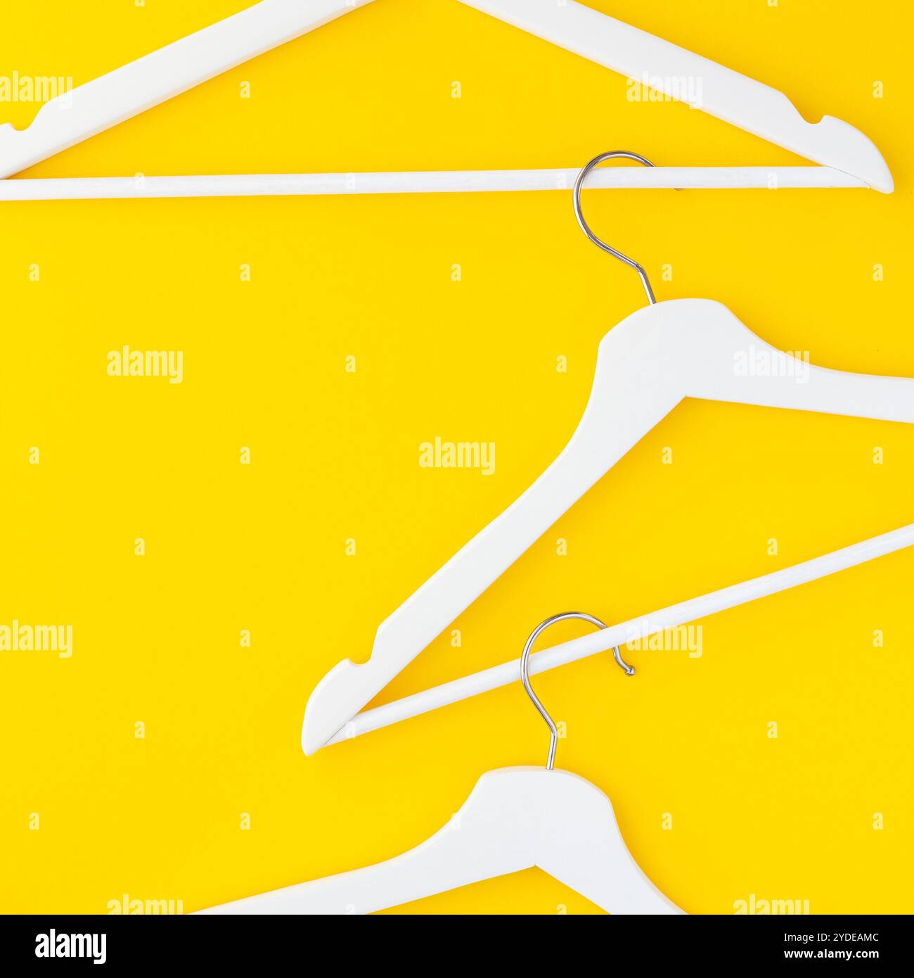 Fond blanc de cintres pour le concept d'achat de vente Banque D'Images