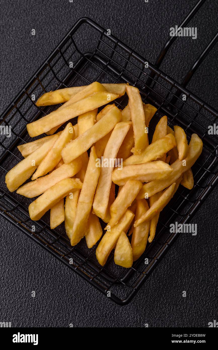 Frites de restauration rapide avec sel et épices Banque D'Images