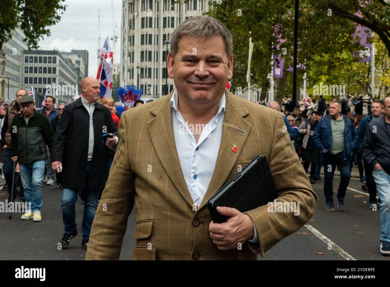 Westminster, Londres, Royaume-Uni. 26 octobre 2024. Les partisans de Stephen Yaxley-Lennon (alias Tommy Robinson) participent à une marche de protestation vers Whitehall. Les thèmes de la manifestation incluent l'immigration, et une manifestation d'opposition organisée par Stand Up to Racism marche à l'autre bout de Whitehall. La police métropolitaine et les unités recrutées d'ailleurs participent en nombre à la lutte contre la violence. Ancien député conservateur Andrew Bridgen en mars Banque D'Images