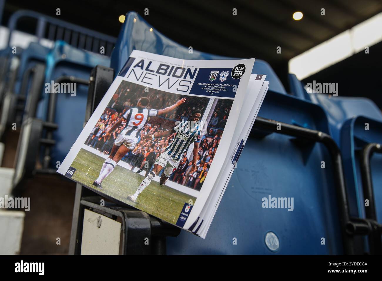 West Bromwich, Royaume-Uni. 26 octobre 2024. Cyrille Regis ancien joueur de West Bromwich Albion et Josh Maja de West Bromwich Albion sur la couverture du programme du jour du match d'aujourd'hui avant le match Sky Bet Championship West Bromwich Albion vs Cardiff City aux Hawthorns, West Bromwich, Royaume-Uni, 26 octobre 2024 (photo par Gareth Evans/News images) à West Bromwich, Royaume-Uni le 26/10/2024. (Photo de Gareth Evans/News images/SIPA USA) crédit : SIPA USA/Alamy Live News Banque D'Images