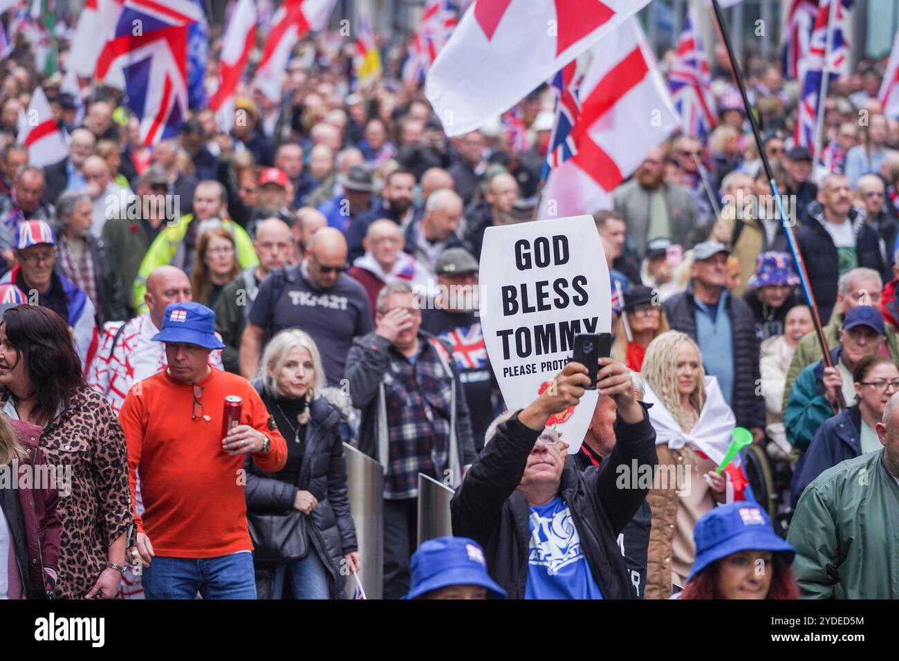 Westminster, Londres, Royaume-Uni. 26 octobre 2024 des milliers de gardiens de Tommy Robinson défilent de la station Victoria à Whitehall pour le rassemblement Unite the Kingdom, bien que Tommy Robinson de son vrai nom Stephen Yaxley-Lennon n'ait pas pu y assister après avoir été placé en détention provisoire par la police hier. Crédit. Amer Ghazzal/Alamy Live News Banque D'Images