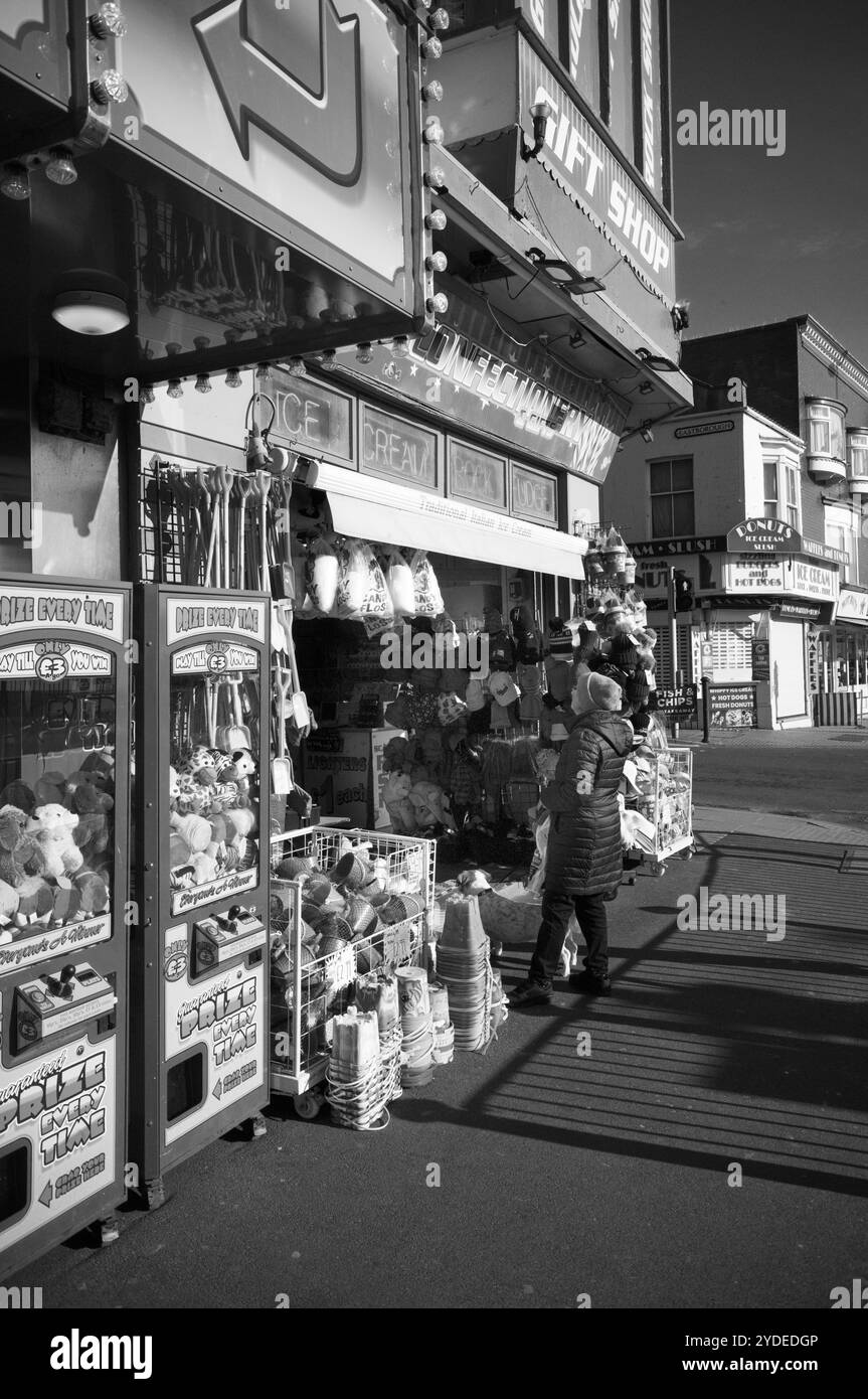 Femme âgée regardant l'exposition de dans une boutique de cadeaux en bord de mer à Scarborough Banque D'Images