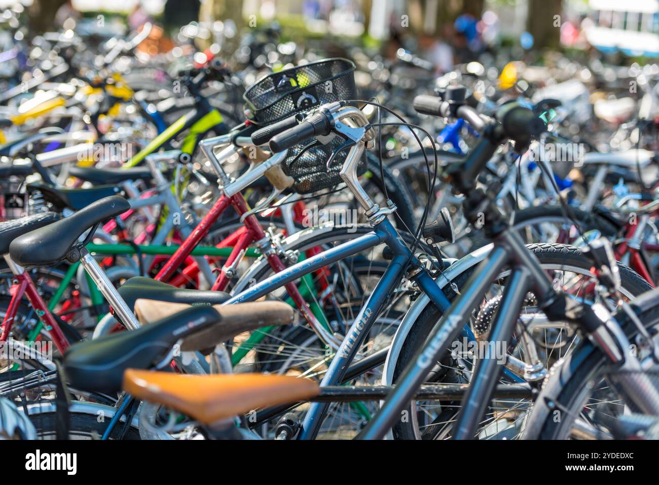 Le grand nombre de vélos de ville sur un parking Banque D'Images