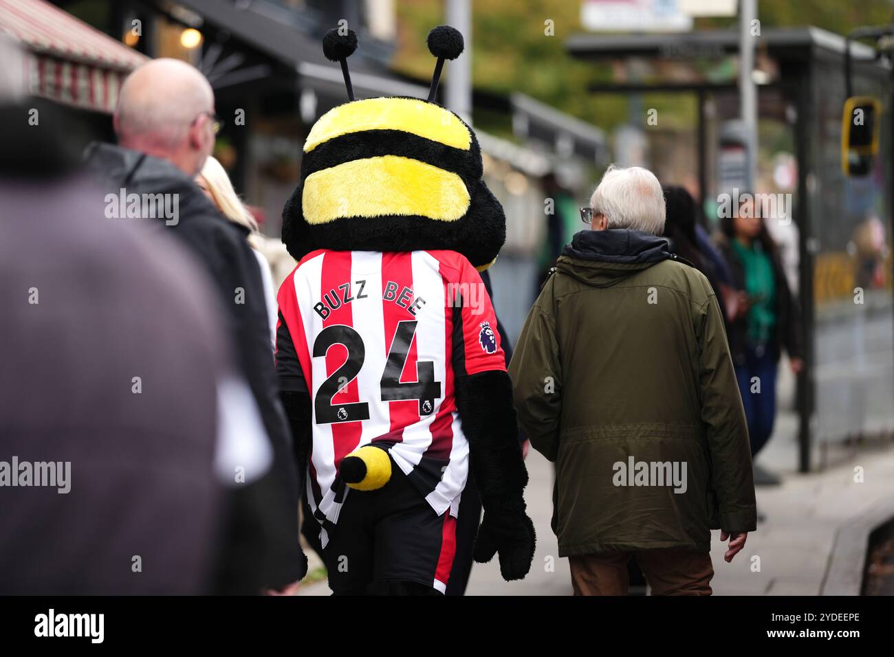 La mascotte de Brentford, Buzz, peut être vue à l'extérieur du terrain avant le match de premier League au Gtech Community Stadium de Londres. Date de la photo : samedi 26 octobre 2024. Banque D'Images