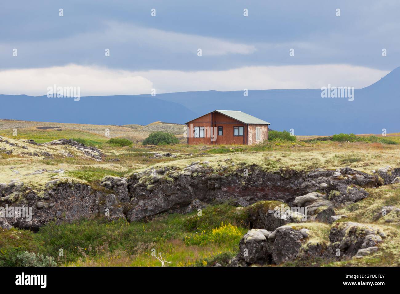 Petit chalet en bois dans le paysage de l'Islande Banque D'Images