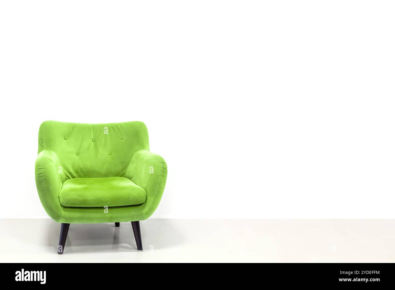 Concept minimal d'intérieur avec fauteuil vert Banque D'Images