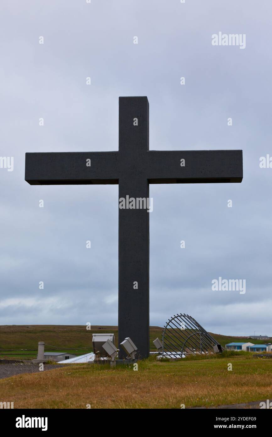 Big Cross près de l'église moderne d'Islande Banque D'Images