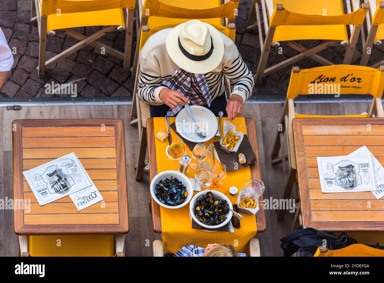 Les gens déjeunent des moules au restaurant en France Banque D'Images