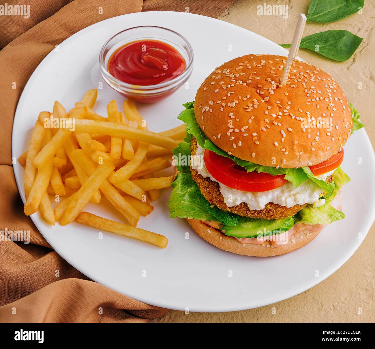 Délicieux hamburger avec frites et ketchup Banque D'Images