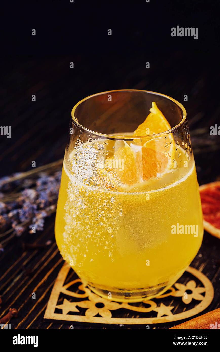 Verre de boisson alcoolisée d'orange avec de la glace et de tranche d'orange. Banque D'Images