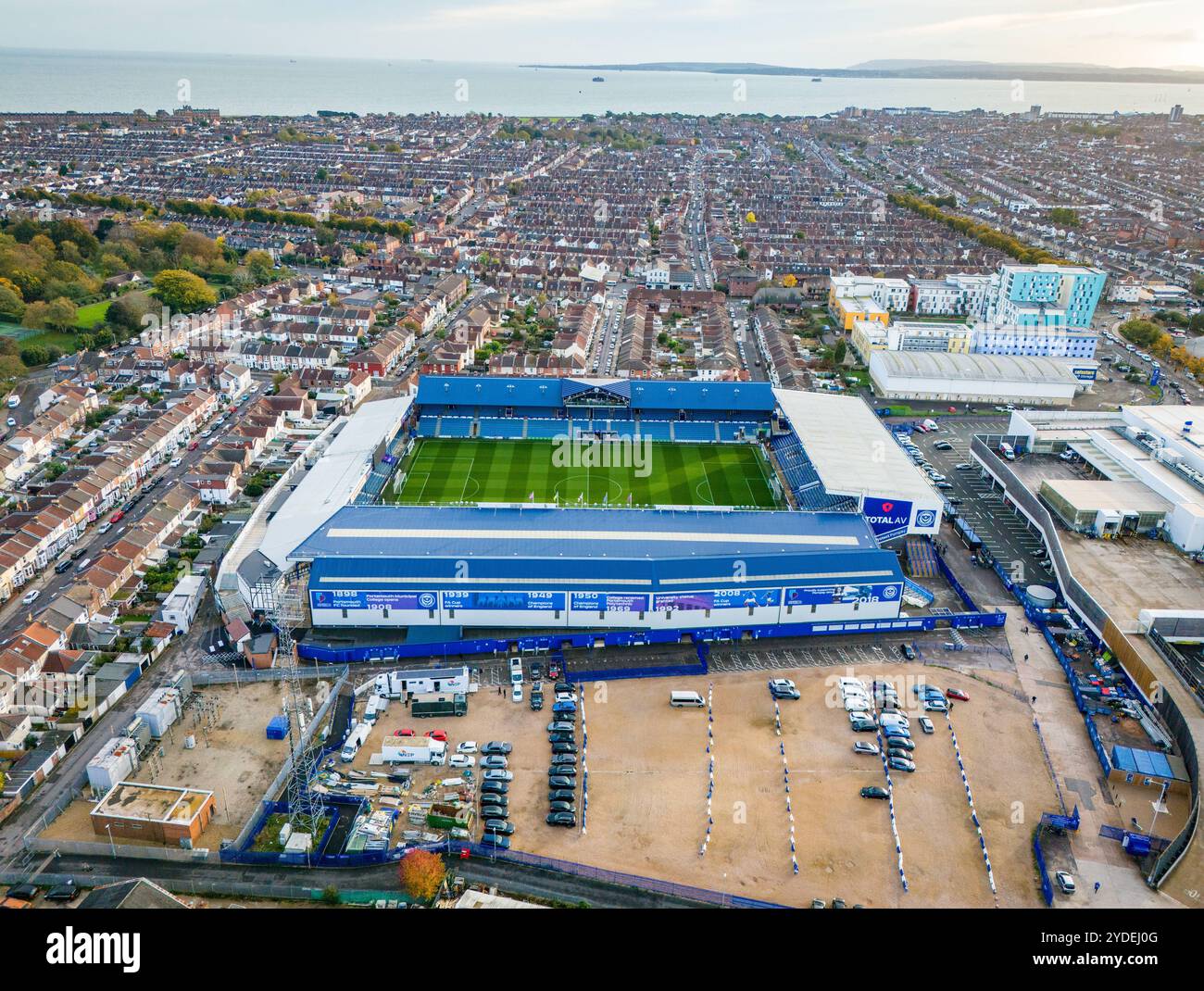 Vue aérienne du sol au-dessus et autour de Fratton Park, Portsmouth, Royaume-Uni, le 25 octobre 2024 crédit : Every second Media/Alamy Live News Banque D'Images