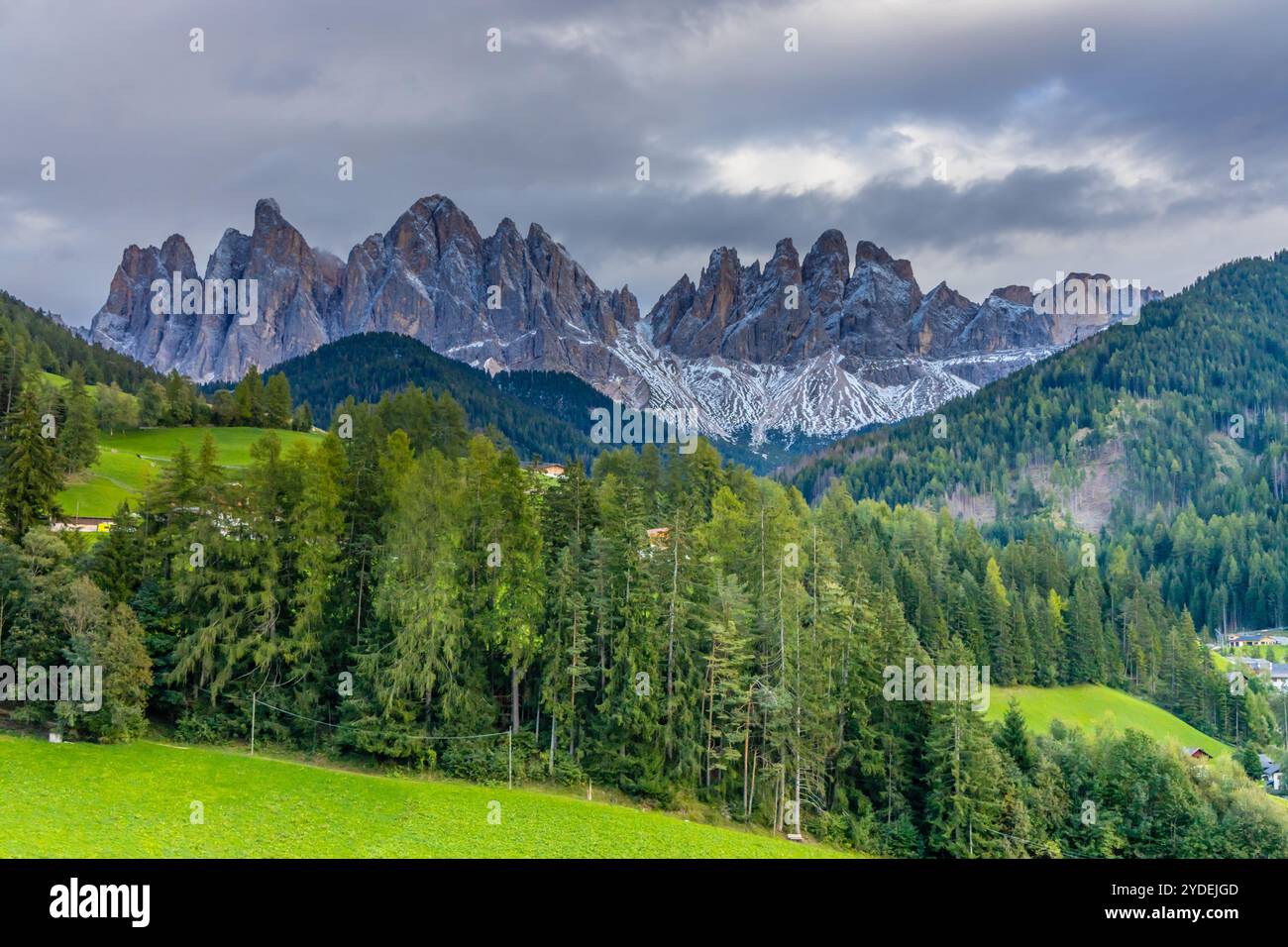 Santa Magdalena village dans les Alpes Dolomites italiennes paysage classique magnifique avec une église et fantastiques pics rocheux du parc naturel Puez Odle Banque D'Images