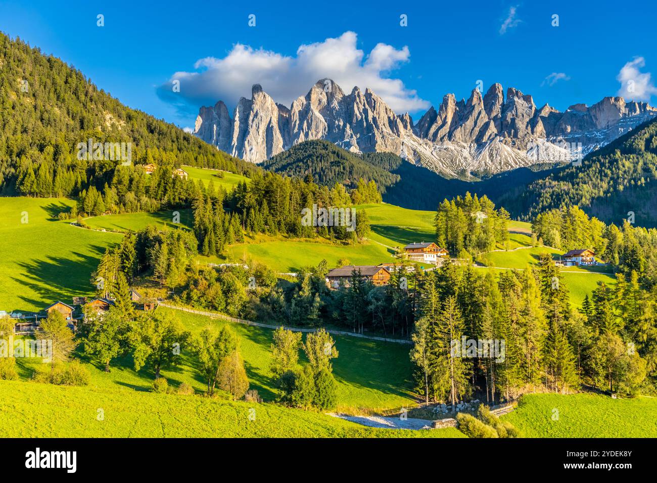 Santa Magdalena village dans les Alpes Dolomites italiennes paysage classique magnifique avec une église et fantastiques pics rocheux du parc naturel Puez Odle Banque D'Images
