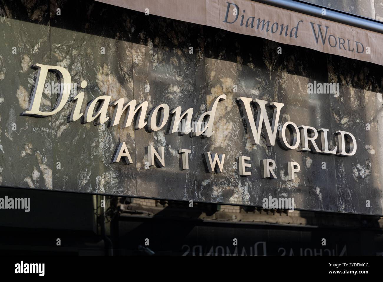 Anvers, Belgique. 15 avril 2023. Diamond World stocke des lettres au-dessus de l'entrée de la boutique. Banque D'Images