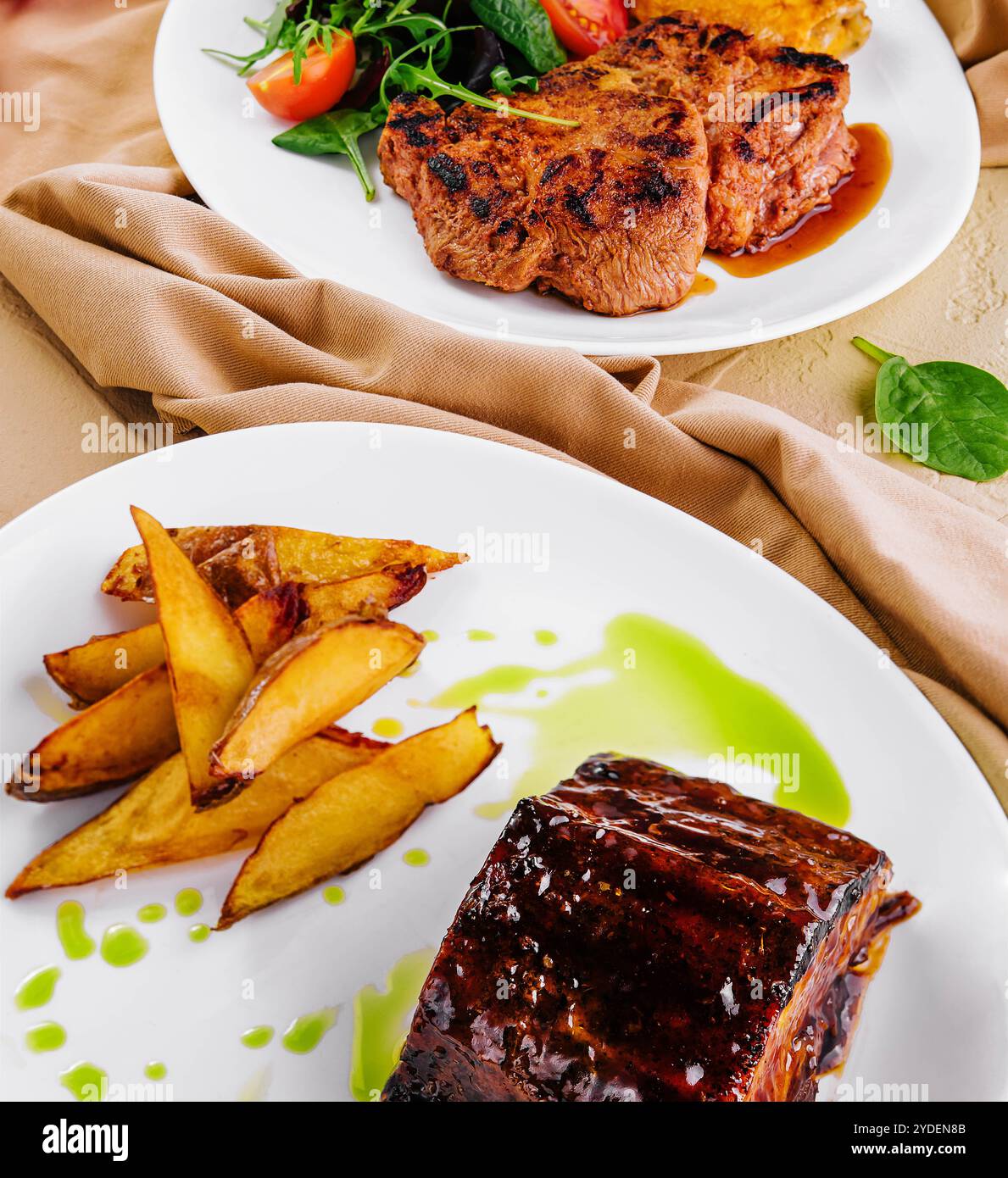 Côtes de porc avec steak de porc et pommes de terre Banque D'Images