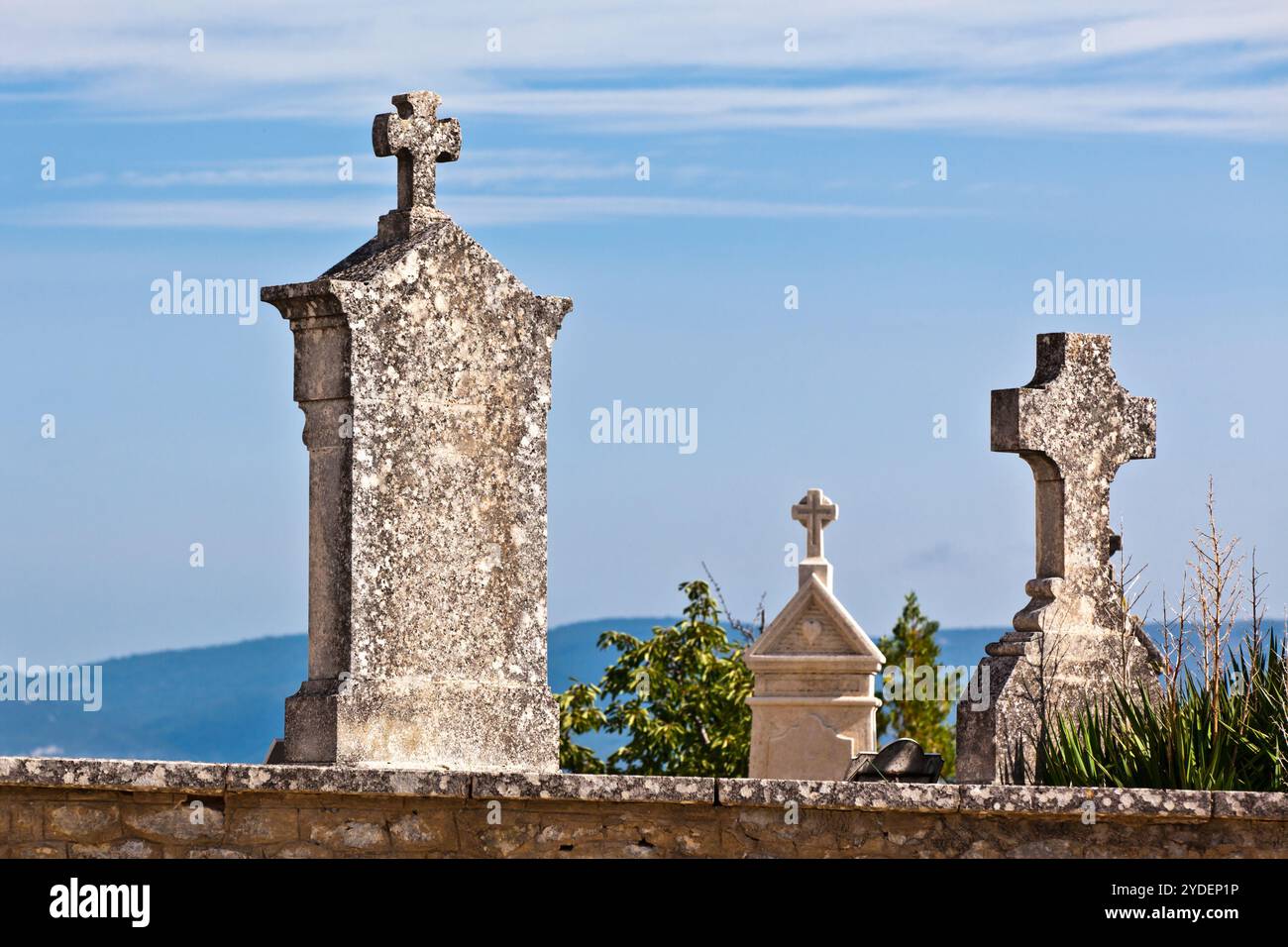 Vieilles pierres tombales au cimetière européen antique Banque D'Images