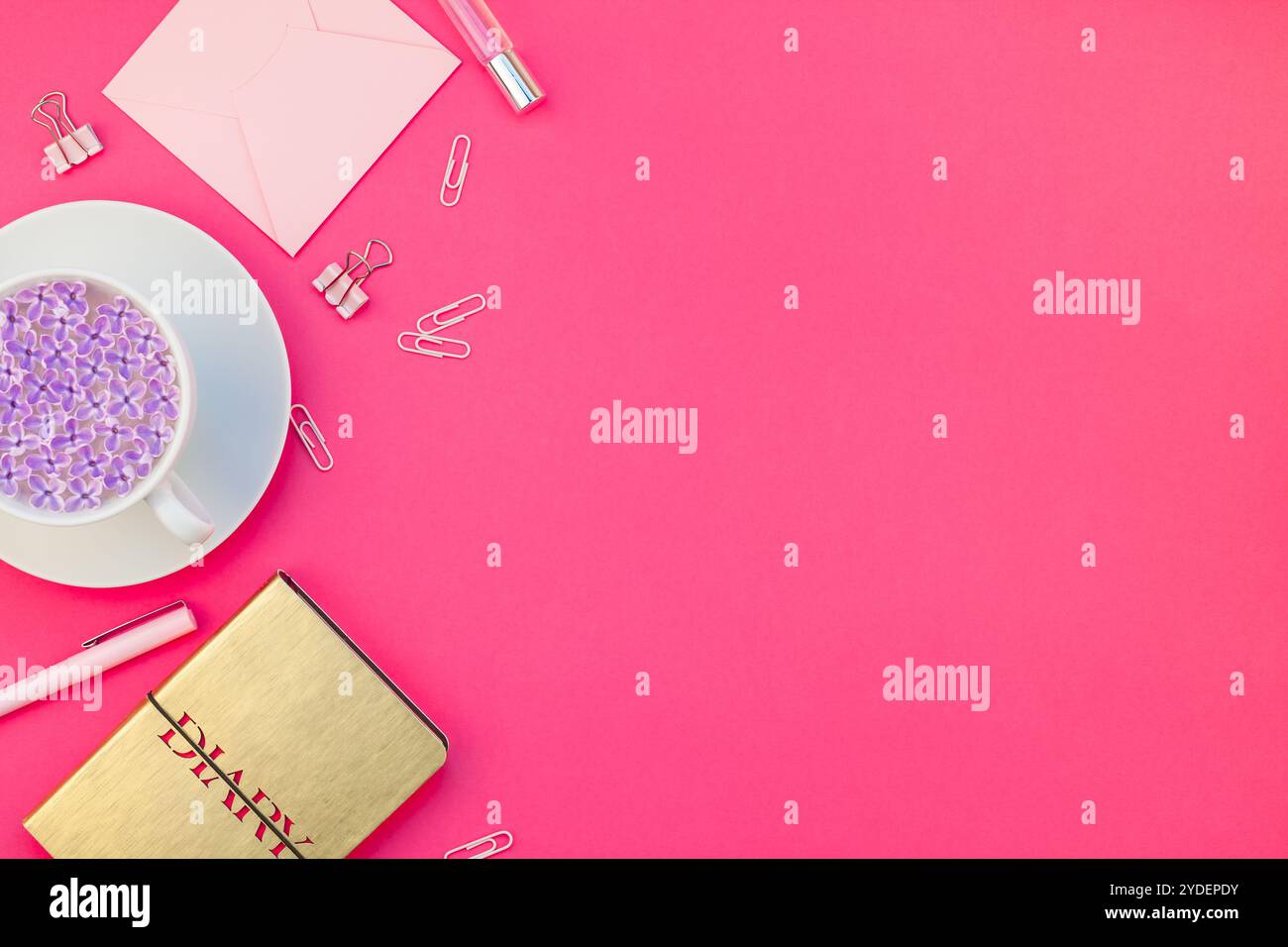 Espace de travail féminin rose stylé à plat Banque D'Images