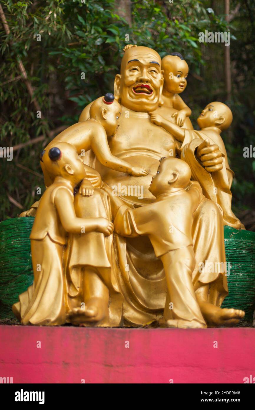 Statue dorée dans le monastère de Hong Kong Banque D'Images