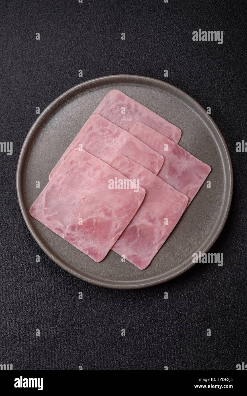 Jambon coupé en tranches carrées pour faire de délicieux sandwichs nutritifs pour un petit déjeuner copieux Banque D'Images