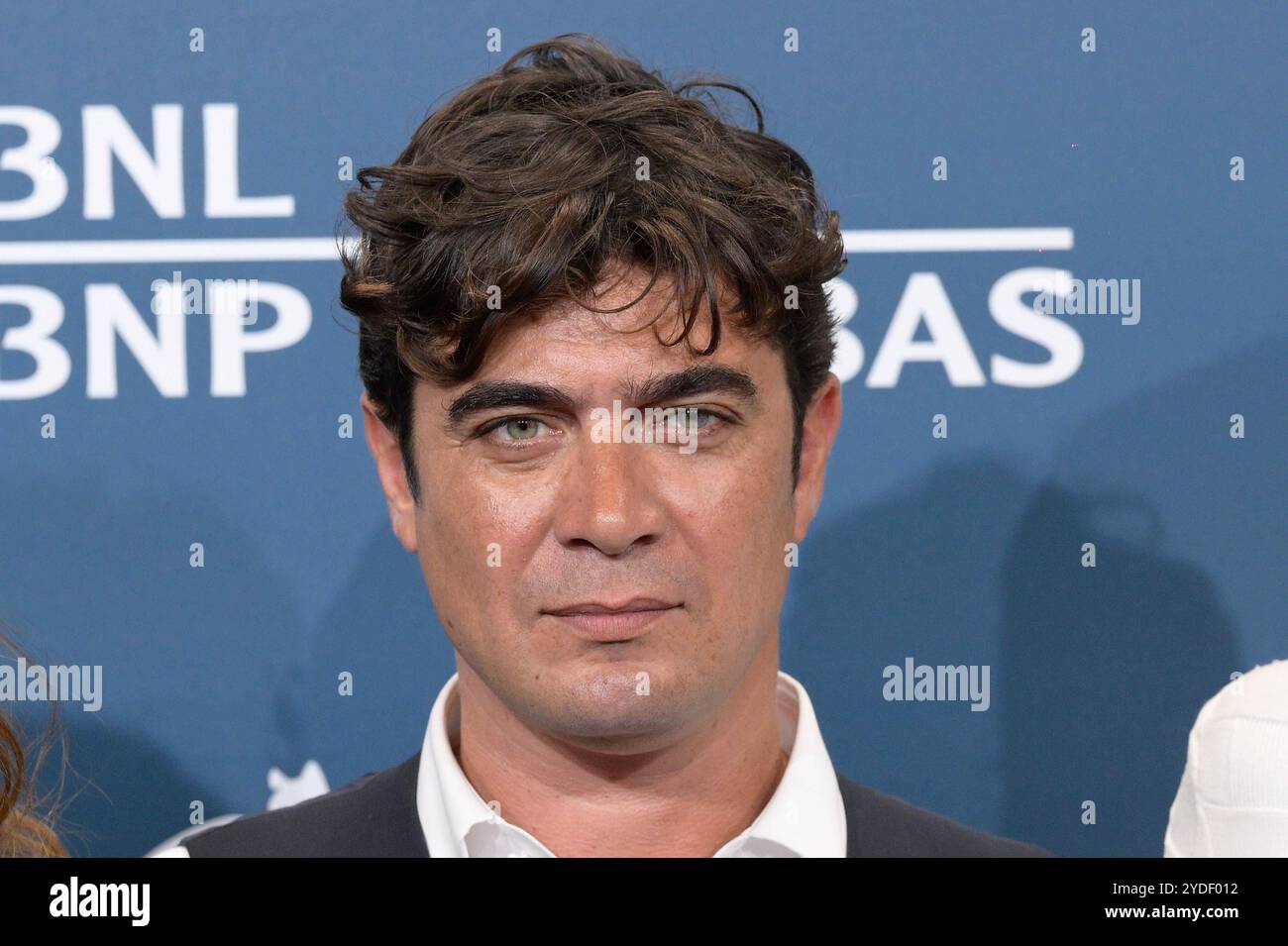 News - le 19ème Festival du film de Rome Photocall Modi trois jours sur l'aile Riccardo Scamarcio assiste au Photocall du film Modi trois jours sur l'aile lors du 19ème Festival du film de Rome à l'Auditorium Parco della Musica le 26 octobre 2024 à Rome, Italie. Rome Auditorium Parco della Musica Italy Copyright : xFabrizioxCorradettix/xLiveMediax LPN_1576490 Banque D'Images