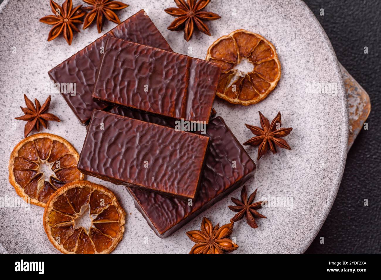 Bonbons rectangulaires au chocolat avec mousse et gaufres Banque D'Images