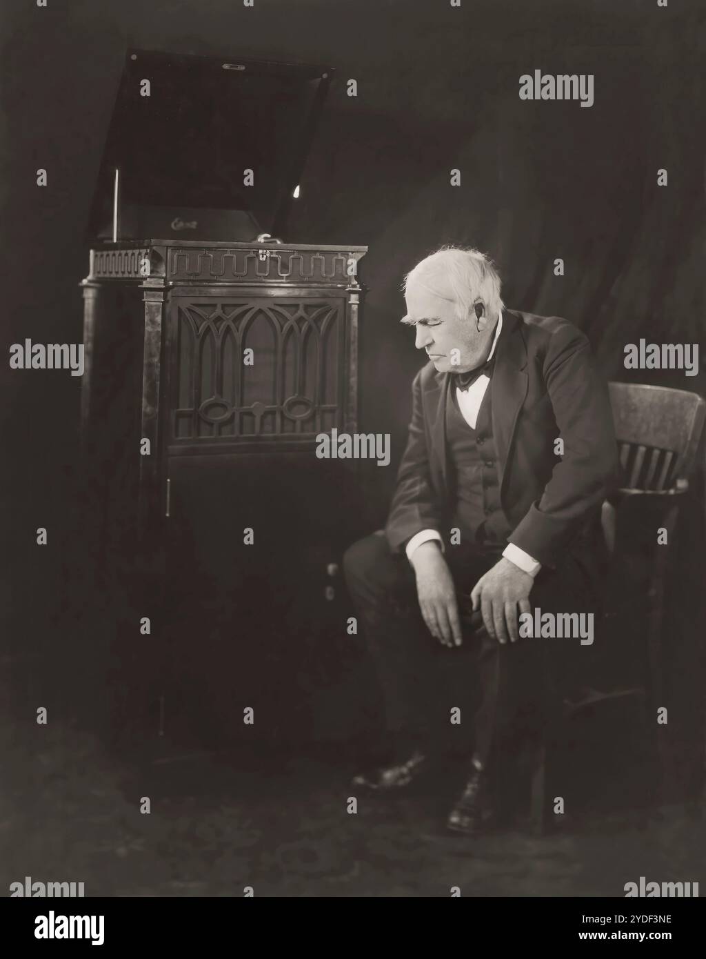 Thomas Alva Edison écoutant son phonographe disque, édité numériquement Banque D'Images