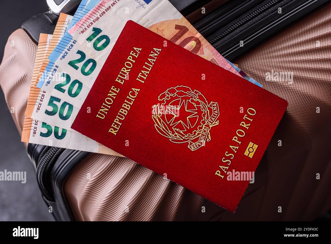 Passeport international d'un citoyen de l'Italie sur une valise, départ de l'aéroport, voyage international Banque D'Images