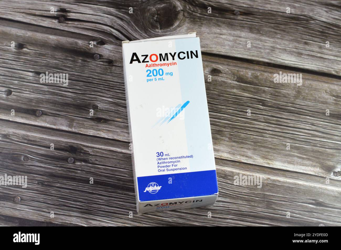 Le Caire, Egypte, 4 octobre 2024 : Azomycin azithromycine 200mg par 5ml poudre pour suspension orale par Julphar Emirati fabricant pharmaceutique, un antibi Banque D'Images