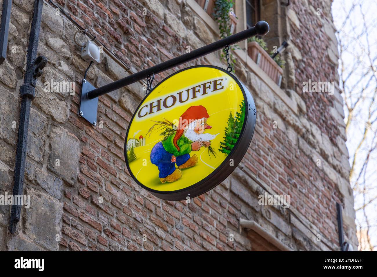 Logo la Chouffe. La Chouffe est une bière blonde belge avec un gnome choisi comme logo de la brasserie. Anvers, Belgique. 15 avril 2023. Banque D'Images