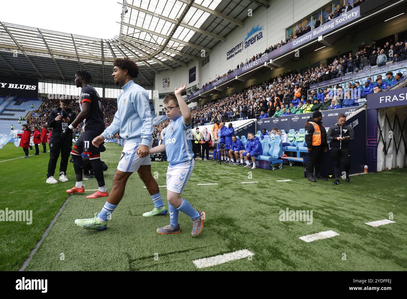 Les mascottes de Coventry City sortent avant le match du Sky Bet Championship à la Coventry Building Society Arena. Date de la photo : samedi 26 octobre 2024. Banque D'Images