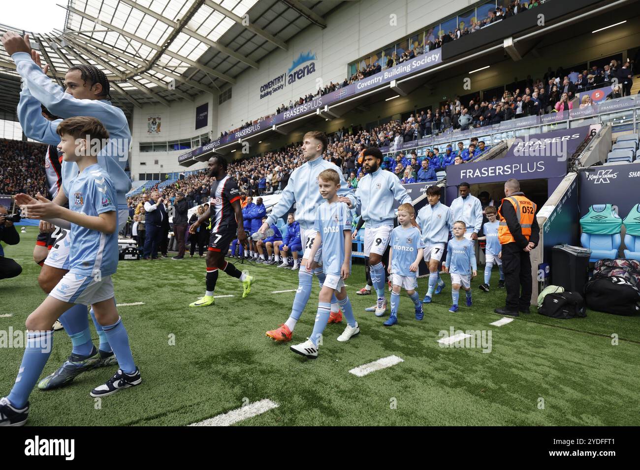 Les mascottes de Coventry City sortent avant le match du Sky Bet Championship à la Coventry Building Society Arena. Date de la photo : samedi 26 octobre 2024. Banque D'Images