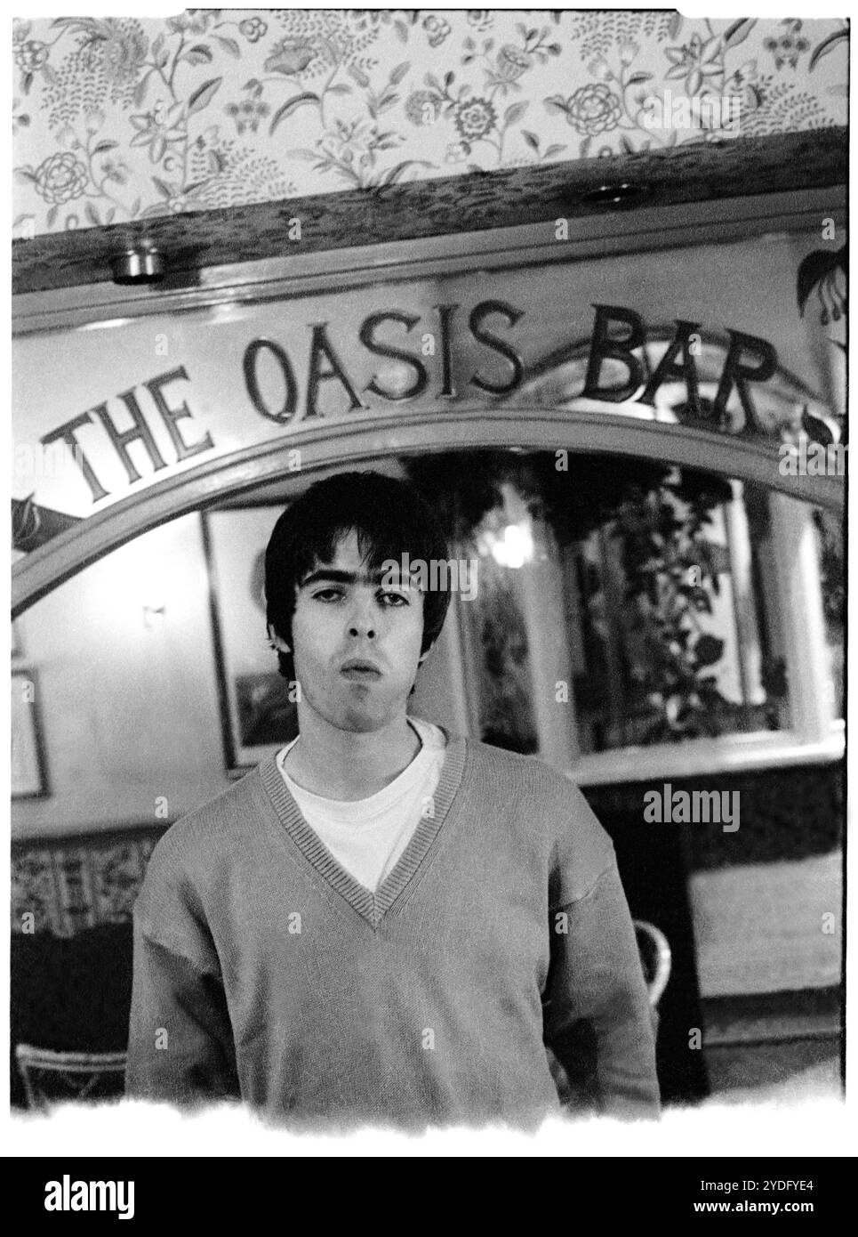 LIAM GALLAGHER, JEUNE, PORTRAIT TEST SHOT, OASIS, 1994 : Liam Gallagher d'Oasis dans le bar Oasis du King's Head Hotel à Newport, au pays de Galles, le 3 mai 1994. Le groupe participe à sa première tournée britannique en tête d'affiche pour soutenir leur deuxième single Shakermaker. Photographie : Rob Watkins. REMARQUE : CETTE IMAGE VIEILLE DE 30 ANS EST UN TEST DE PRISE DE VUE SUR LA PREMIÈRE IMAGE D'UN FILM NÉGATIF ET MONTRE UNE LÉGÈRE FUITE DU PROCESSUS DE CHARGEMENT AU BAS DE L'IMAGE Banque D'Images