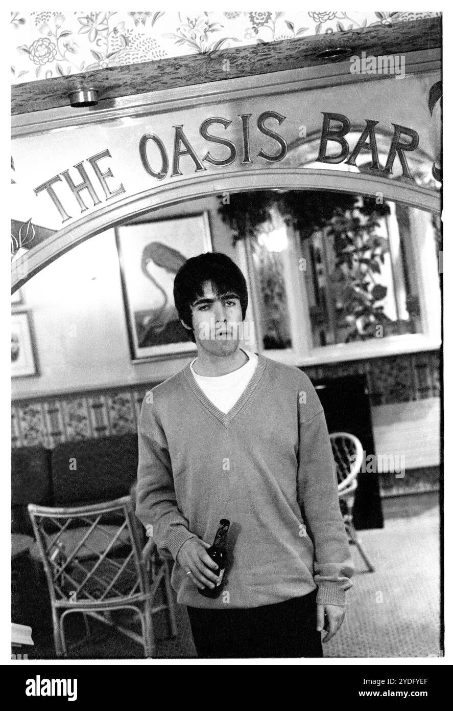 LIAM GALLAGHER, JEUNE, PORTRAIT, OASIS, 1994 : Liam Gallagher d'Oasis buvant une bouteille de bière dans l'Oasis Bar du King's Head Hotel à Newport, au pays de Galles, le 3 mai 1994. Le groupe participe à sa première tournée britannique en tête d'affiche pour soutenir leur deuxième single Shakermaker. Photographie : Rob Watkins. NOTE : CE NÉGATIF VIEUX DE 30 ANS MONTRE QUELQUES IMPERFECTIONS Banque D'Images