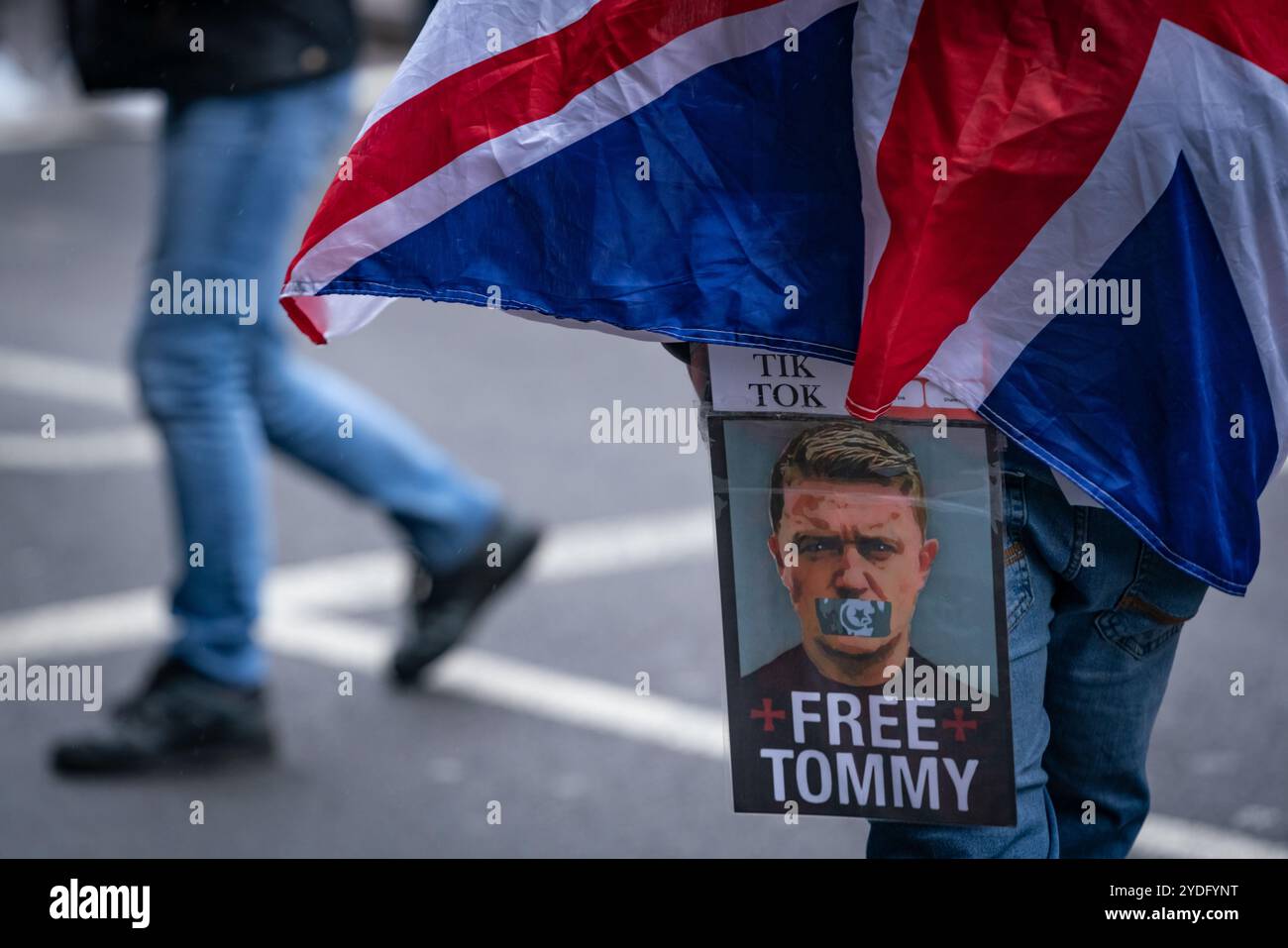 Londres, Royaume-Uni. 26 octobre 2024. Des milliers de partisans de Tommy Robinson se rassemblent dans le centre de Londres pour la manifestation « Unite the Kingdom » que le militant politique manquera après avoir été placé en détention provisoire par la police hier. Le fondateur de la Ligue de défense anglaise, de son vrai nom Stephen Yaxley-Lennon, est accusé d'outrage au tribunal après la diffusion d'un film lors d'une manifestation à Trafalgar Square en juillet. Les foules d'extrême droite arborant les drapeaux de l'Union Jacks et de St George chantaient alors qu'elles blasaient Keir Starmer et appelaient à la libération de leur chef. Crédit : Guy Corbishley/Alamy Live News Banque D'Images