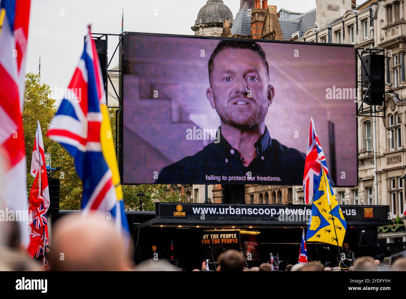 Londres, Angleterre. 24 octobre 26. Des dizaines de milliers de personnes d'extrême droite sont descendues dans le centre de Londres aujourd'hui malgré l'absence de leur chef Tommy Robinson en raison de leur détention provisoire par la police. Alimentée par le suicide récent de Peter Lynch alors qu'il était en détention pour troubles violents, la manifestation s'est rassemblée devant Downing Street sous la bannière « unir le Royaume ». Lab Ky Mo/ALAMY LIVE NEWS Banque D'Images