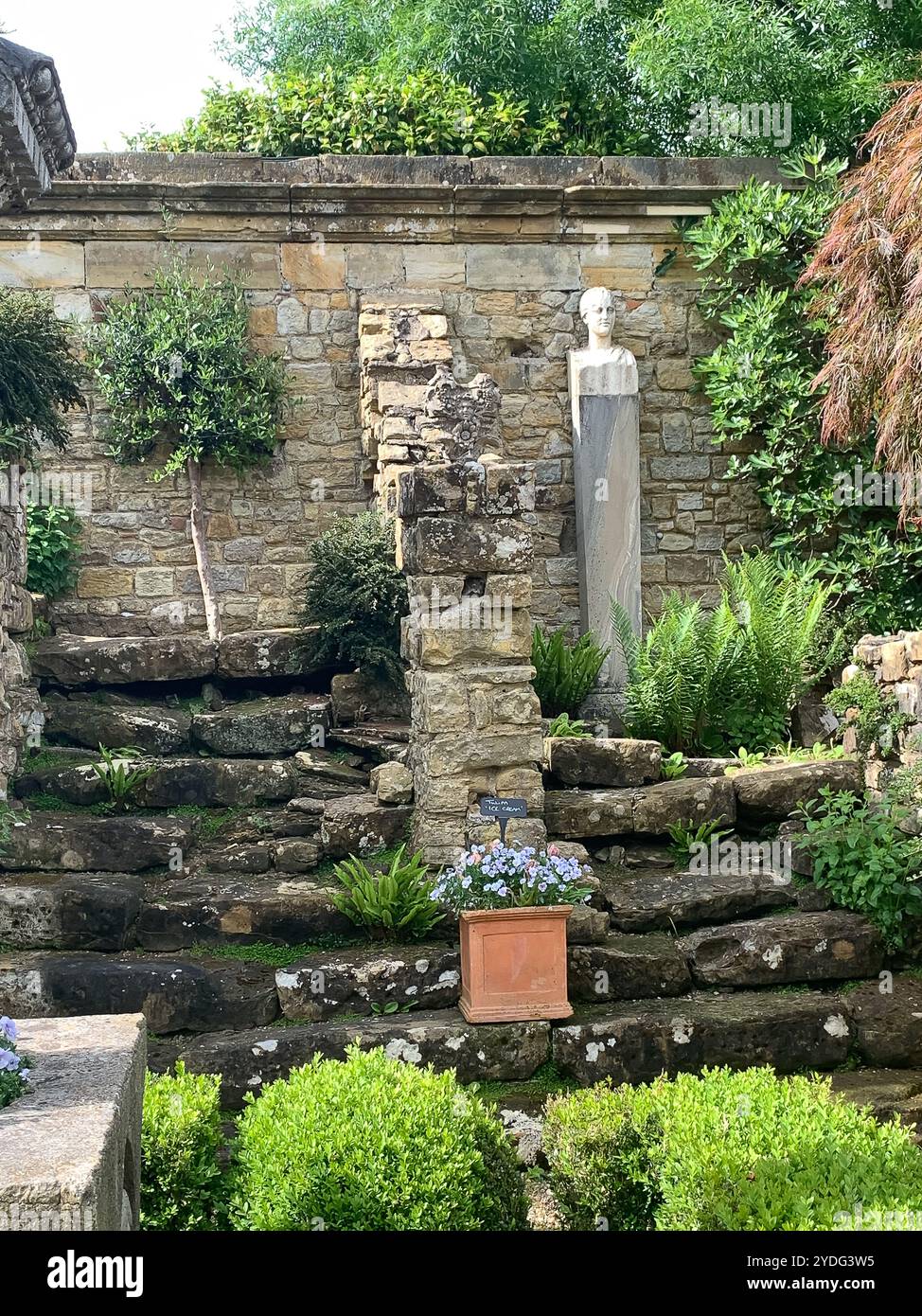 Hever, Royaume-Uni. 17 mai 2024. Château de Hever et les beaux jardins dans le Kent. 'Couvrant plus de 600 ans, l'histoire du château de Hever est riche et variée. Le château défensif médiéval d'origine, avec sa guérite et sa cour fortifiée, a été construit en 1383. Aux XVe et XVIe siècles, c'était la maison de l'une des familles les plus puissantes du pays, les Boleyn, qui modernisèrent l'habitation existante dans les murs. Crédit : Maureen McLean/Alamy Banque D'Images