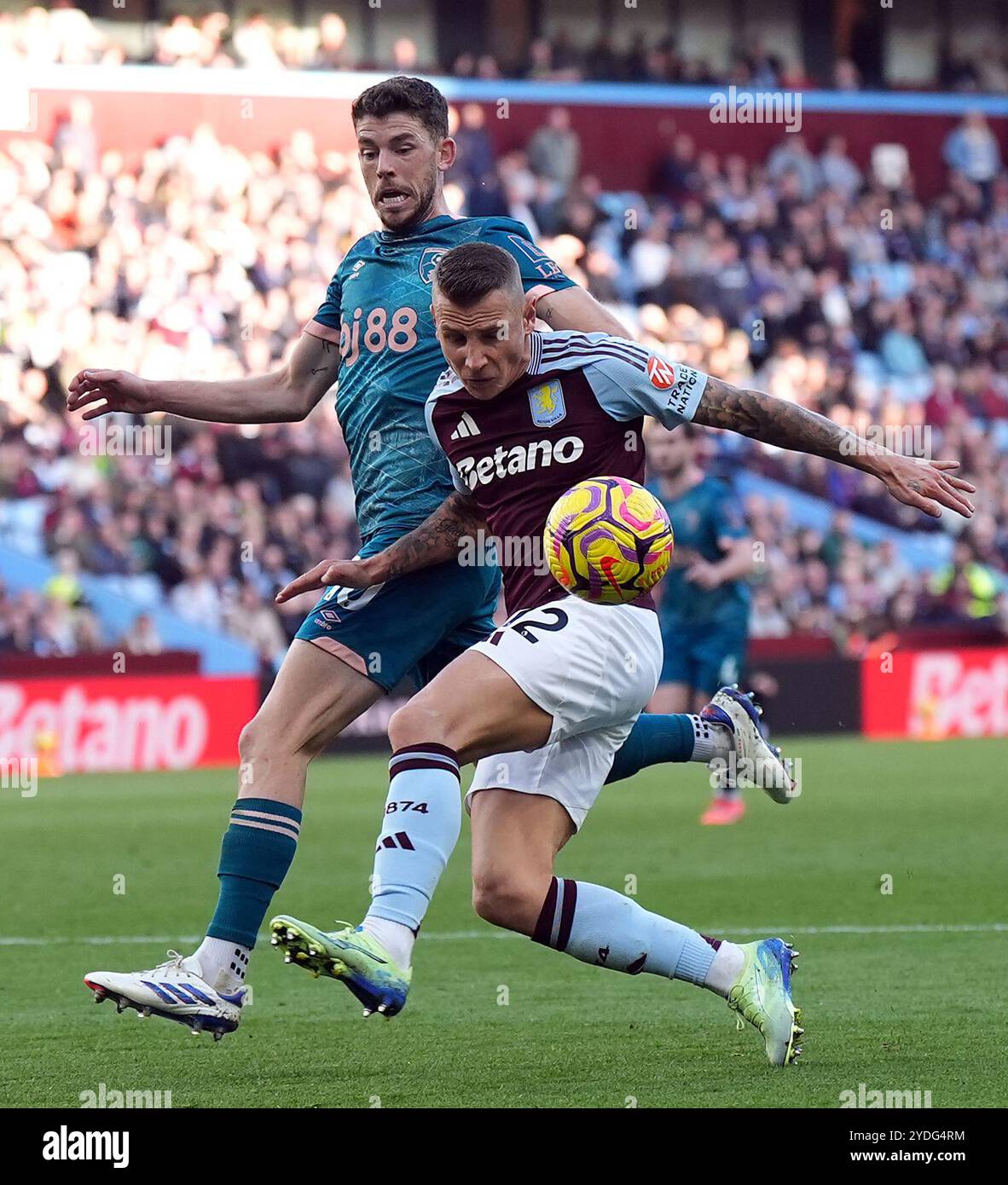 Lucas digne d'Aston Villa et Ryan Christie de Bournemouth (à gauche) lors du premier League match à Villa Park, Birmingham. Date de la photo : samedi 26 octobre 2024. Banque D'Images