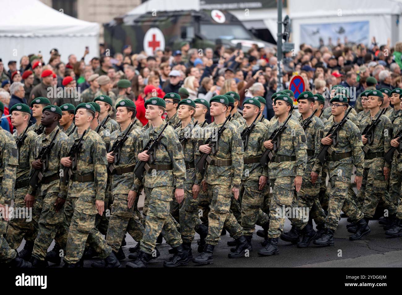 Les recrues qui défilent avant la cérémonie de prestation de serment lors des célébrations à l'occasion de la fête de l'indépendance de l'Autriche à la Heldenplatz de Vienne, exposition des forces armées autrichiennes, Banque D'Images