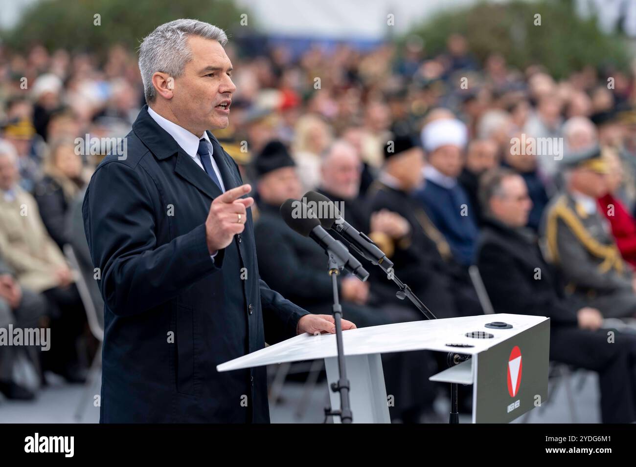 Le chancelier autrichien KALR NEHAMMER s'exprimant lors des célébrations à l'occasion de la Journée de l'indépendance de l'Autriche à la Heldenplatz de Vienne, exposition des forces armées autrichiennes, Banque D'Images