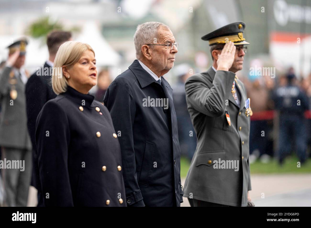 Cérémonie de dépôt de gerbes par le président fédéral autrichien ALEXANDER VAN DER BELLEN et le ministre de la défense KLAUDIA TANNER lors des célébrations à l'occasion de la fête de l'indépendance de l'Autriche à la Heldenplatz de Vienne, exposition des forces armées autrichiennes, Banque D'Images