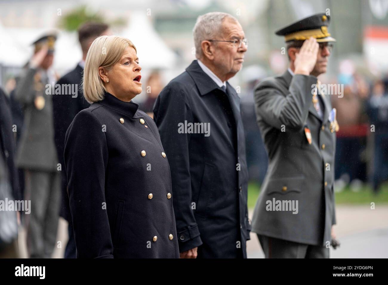 Cérémonie de dépôt de gerbes par le président fédéral autrichien ALEXANDER VAN DER BELLEN et le ministre de la défense KLAUDIA TANNER lors des célébrations à l'occasion de la fête de l'indépendance de l'Autriche à la Heldenplatz de Vienne, exposition des forces armées autrichiennes, Banque D'Images