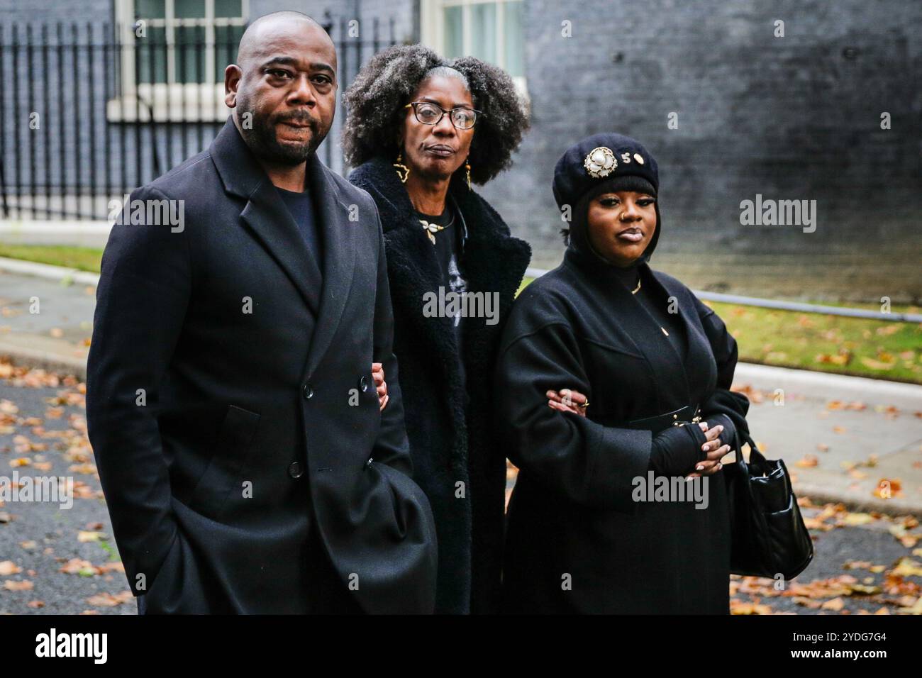 Londres, Royaume-Uni. 26 octobre 2024. L'UFFC, la United Families and Friends Campaign, ainsi que les amis et la famille de Chris Kaba, remettent aujourd'hui une lettre au 10 Downing Street dans le cadre de la procession commémorative de l'UFFC. Des amis et des membres de la famille de Kaba, qui a été abattu par un policier à Londres en septembre 2022, prendront la parole sur scène lors du rassemblement Stand Up to Racism à Whitehall. L'UFFC est une coalition nationale de campagnes familiales dont les proches sont morts dans la police par ce qu'ils perçoivent comme une violence meurtrière ou excessive, une négligence ou un racisme de la part des institutions de l'État. Banque D'Images