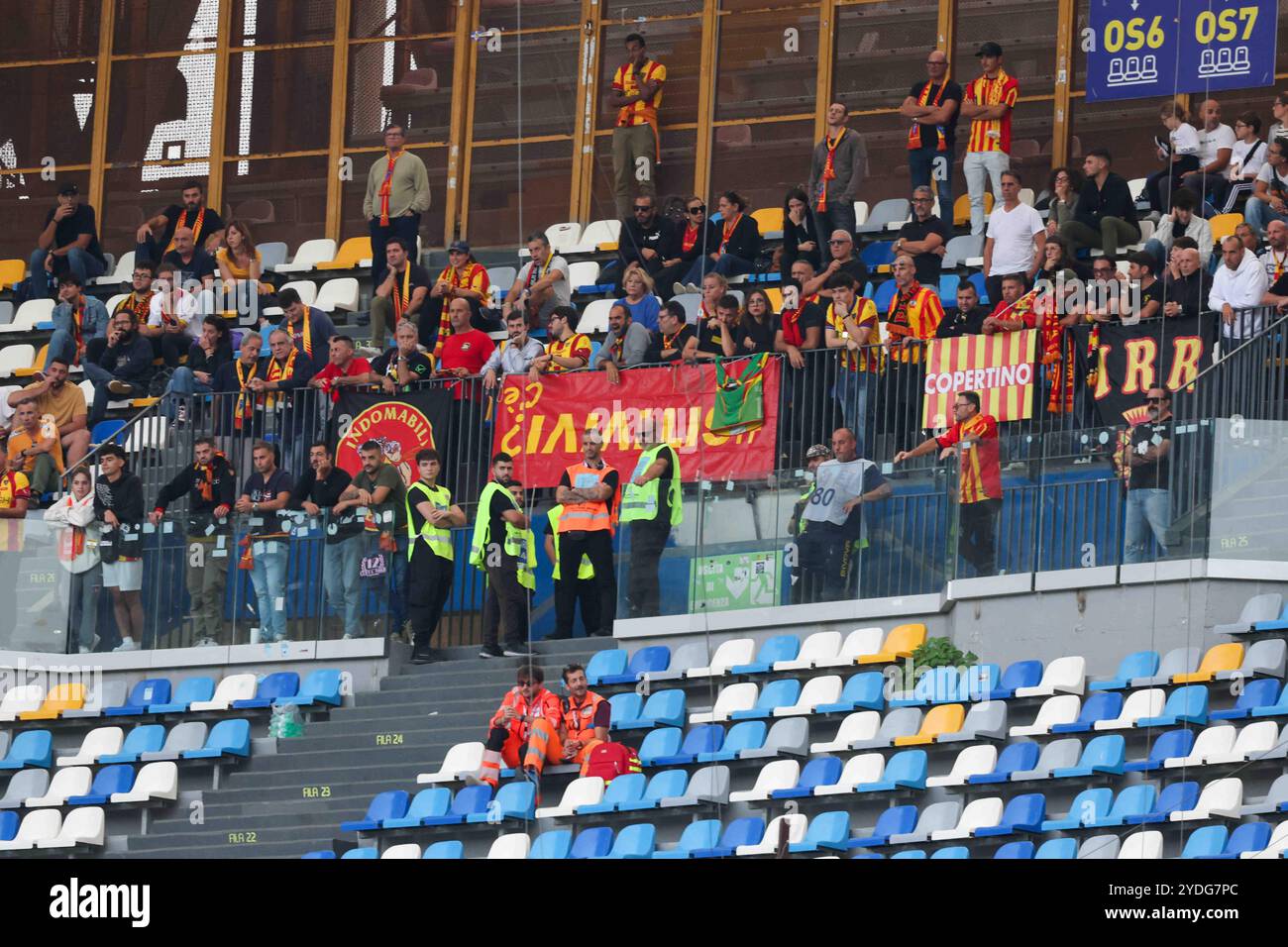 Naples, Campanie, ITALIE. 26 octobre 2024. Pendant le match de football du 26/10/2024, valable pour le championnat italien Serie A - 2024/25 à Naples au Diego Armando Maradona Stadium entre SSC Napoli vs FC Lecce. Sur la photo : les supporters partent (crédit image : © Fabio Sasso/ZUMA Press Wire) USAGE ÉDITORIAL SEULEMENT! Non destiné à UN USAGE commercial ! Banque D'Images