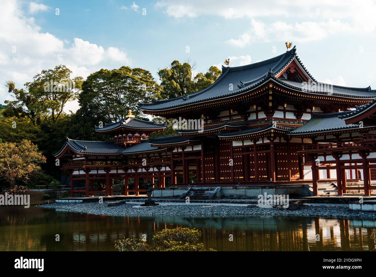 Uji, Japon - 14 août 2024 : le temple Byodoin est un temple bouddhiste renommé, célèbre pour son hall Phoenix et son étang de réflexion étonnant. A UNESCO WORLD H Banque D'Images