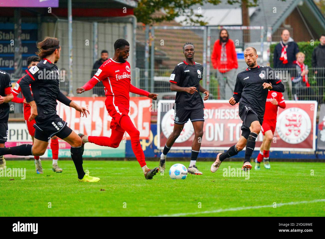 Bahlingen, Deutschland. 26 octobre 2024. Vergebene Torchance durch comme Diakit ? (Bahlinger SC 11) Regionalliga S?dwest, Bahlinger SC v. KSV Hessen Kassel, 26.10.2024 crédit : dpa/Alamy Live News Banque D'Images